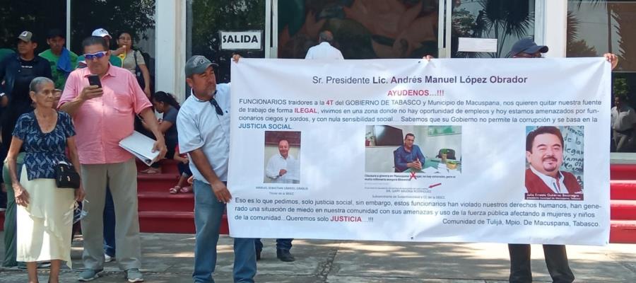 Propietarios y trabajadores de gravera clausurada en Macuspana protestan en Bienestar