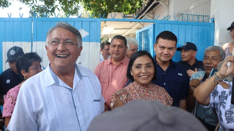 Cumple alcalde de Comalcalco y realiza manifestación en CEAS para exigir agua