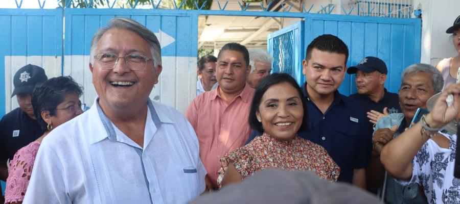 Cumple alcalde de Comalcalco y realiza manifestación en CEAS para exigir agua