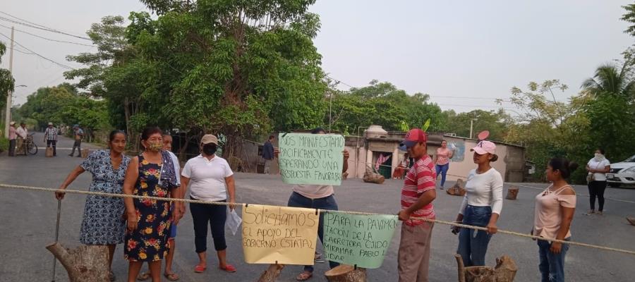 Pobladores de Pablo L. Sidar bloquean carretera en demanda de obras