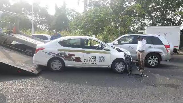 ¡Por dar vuelta prohibida! Taxi choca contra camioneta en prolongación de Mina