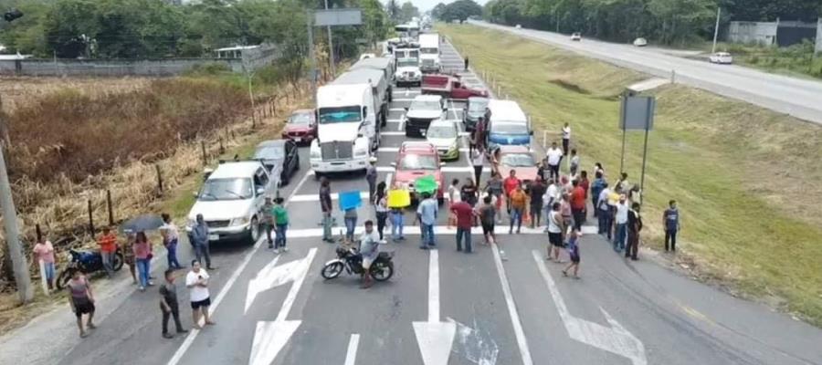 Bloquean vía Cárdenas-Coatzacoalcos para exigir a CFE repare fallas de energía eléctrica