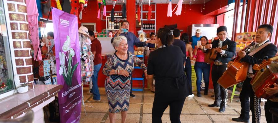 Mariachis entonan las "mañanitas" en mercados públicos, en honor a la fundación de San Juan Bautista