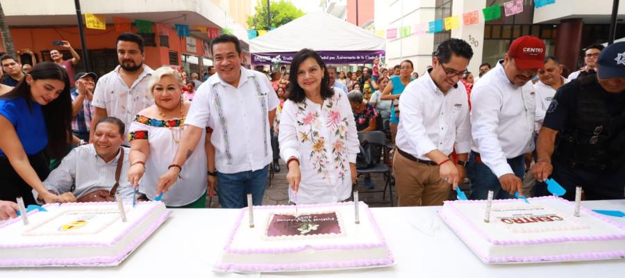 Con el tradicional corte de pastel festejan aniversario de Villahermosa