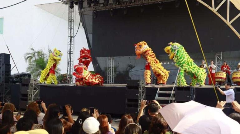 Disfrutan familias de Centro de la Danza del Dragón y del León en exposición cultural de China