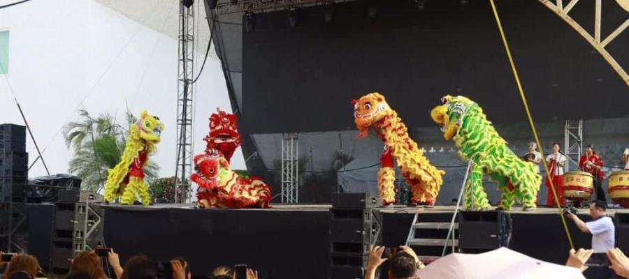 Disfrutan familias de Centro de la Danza del Dragón y del León en exposición cultural de China