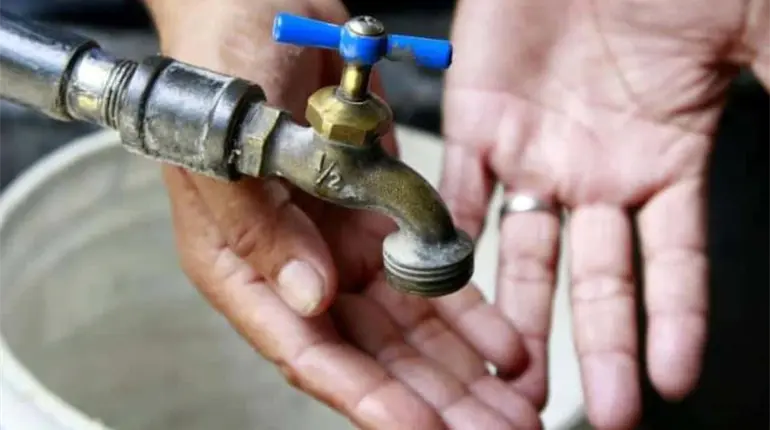 CFE deja sin agua a localidades de Nacajuca al romper tubería por colocar poste