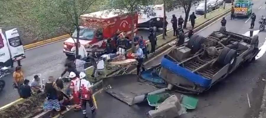 Autobús de pasajeros termina aplastado tras caer de paso a desnivel