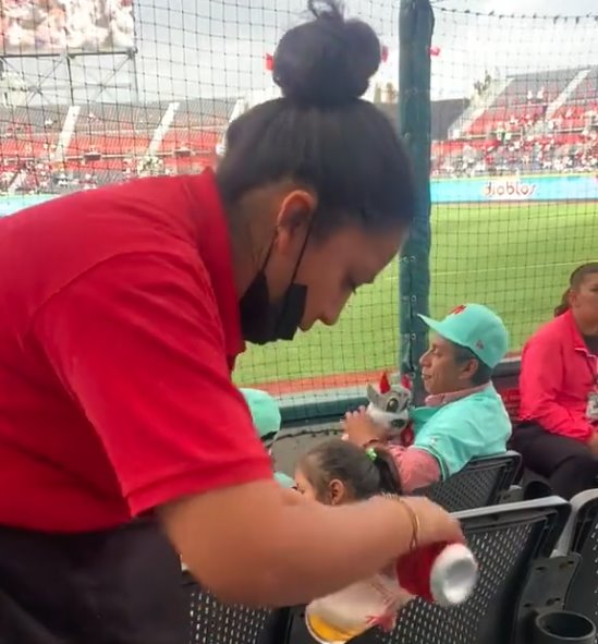 Captan a vendedora rellenando vasos con cerveza desechada en el Estadio Harp Helú