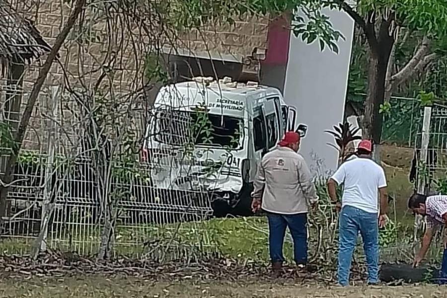 ¡Le dejó ir el tráiler! Góndola choca combi en Villa El Cielo