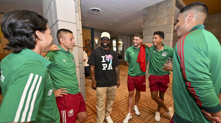 El Tri recibió la visita del toletero Randy Arozarenal previo al partido vs Haití en Copa Oro