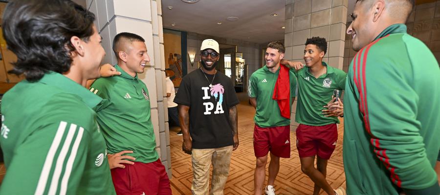 El Tri recibió la visita del toletero Randy Arozarenal previo al partido vs Haití en Copa Oro