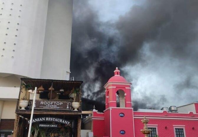 Incendio en hotel de Cancún provoca evacuación de turistas y empleados