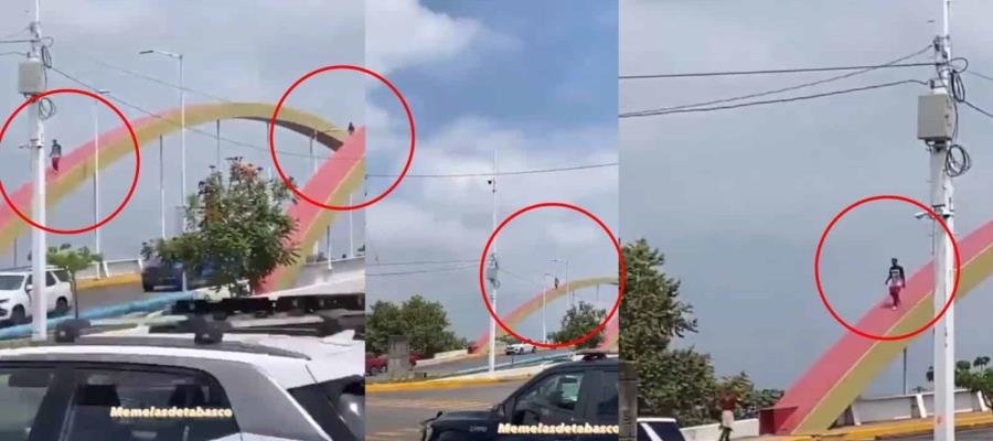 Captan a personas caminando sobre el arco del puente Carrizal IV en Villahermosa 