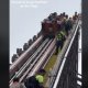 Captan a personas caminando sobre el arco del puente Carrizal IV en Villahermosa 