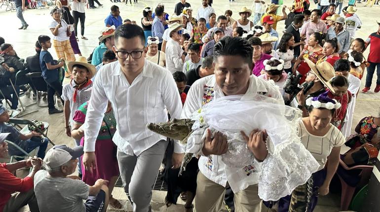 Alcalde se casa con un caimán en Oaxaca