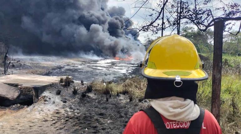 Popal contaminado de crudo se incendia en poblado de Huimanguillo