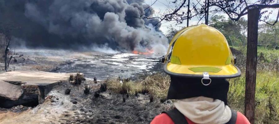 Popal contaminado de crudo se incendia en poblado de Huimanguillo