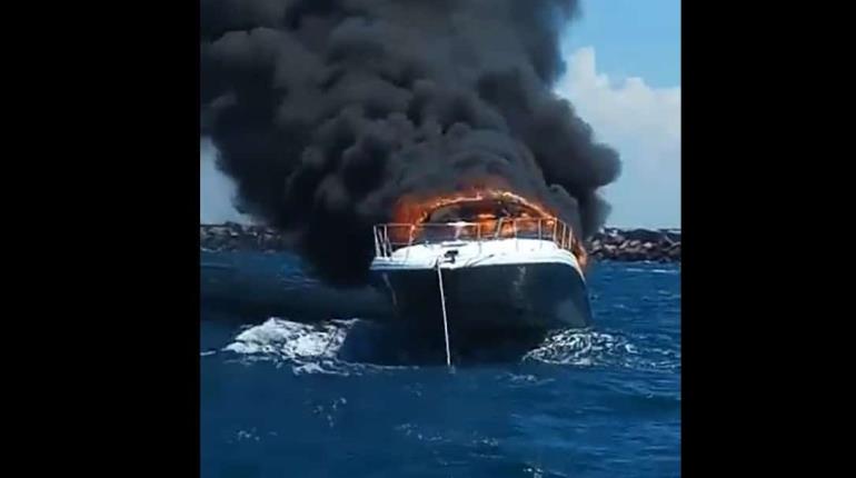 Se incendia yate en Progreso, Yucatán; tripulantes se lanzan al mar