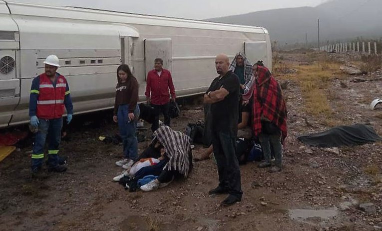 Volcadura de camión de pasajeros deja ocho muertos y 30 heridos en Zacatecas