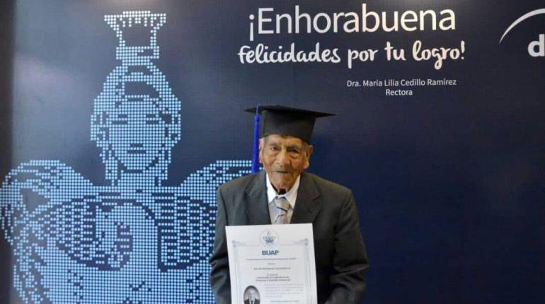 ¡Inspirador logro! Abuelito de 86 años se gradúa como ingeniero en la BUAP