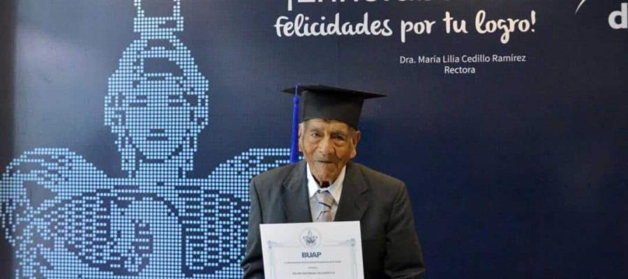 ¡Inspirador logro! Abuelito de 86 años se gradúa como ingeniero en la BUAP