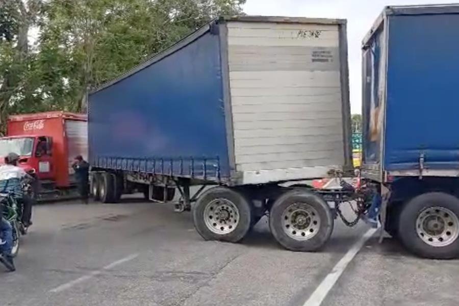 Tráiler hace mala maniobra y obstruye un par de horas la Villahermosa-Nacajuca