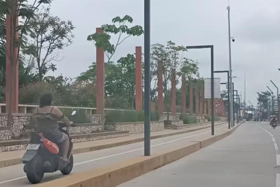 ¡Atrapada! Invade ciclovía con moto en Gaviotas, se topa con bici patrulla