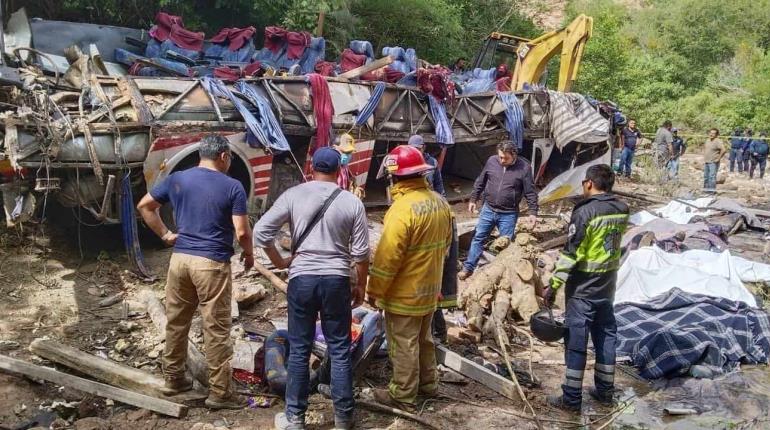 Mueren más de 20 personas tras volcadura de autobús en Oaxaca