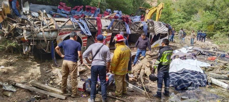 Mueren más de 20 personas tras volcadura de autobús en Oaxaca