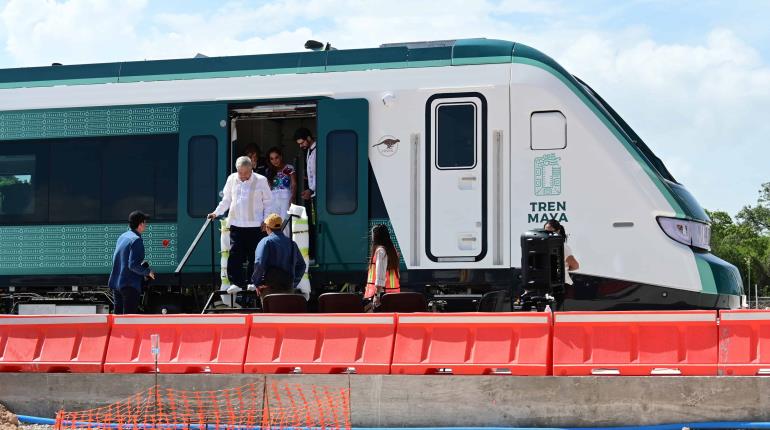 "Es un hecho histórico": AMLO al subir al primer vagón del Tren Maya