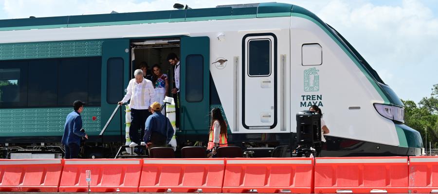 "Es un hecho histórico": AMLO al subir al primer vagón del Tren Maya