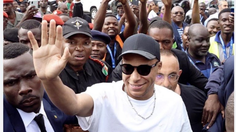 Con convoy militar, llega Mbappé a Camerún a visitar a su padre