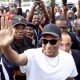 Con convoy militar, llega Mbappé a Camerún a visitar a su padre