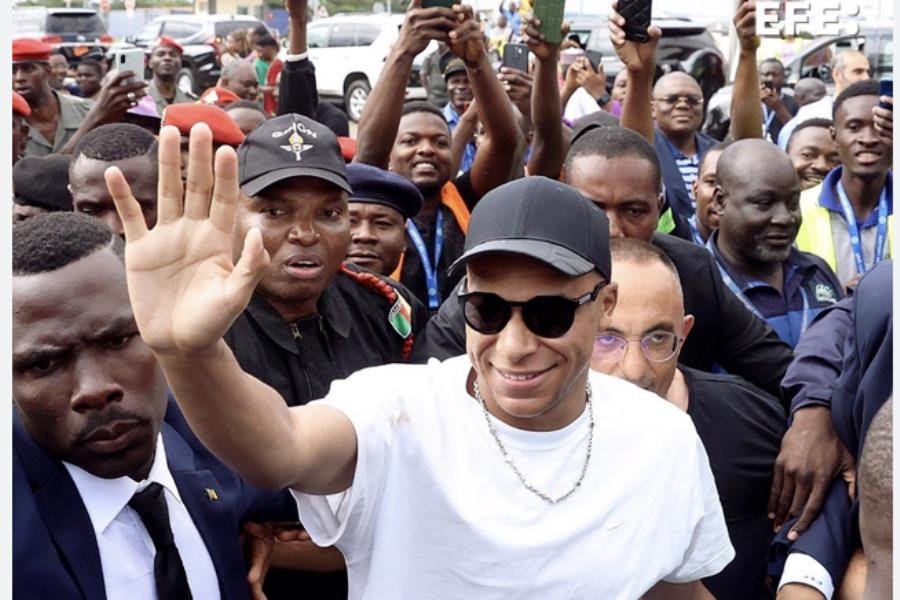 Con convoy militar, llega Mbappé a Camerún a visitar a su padre