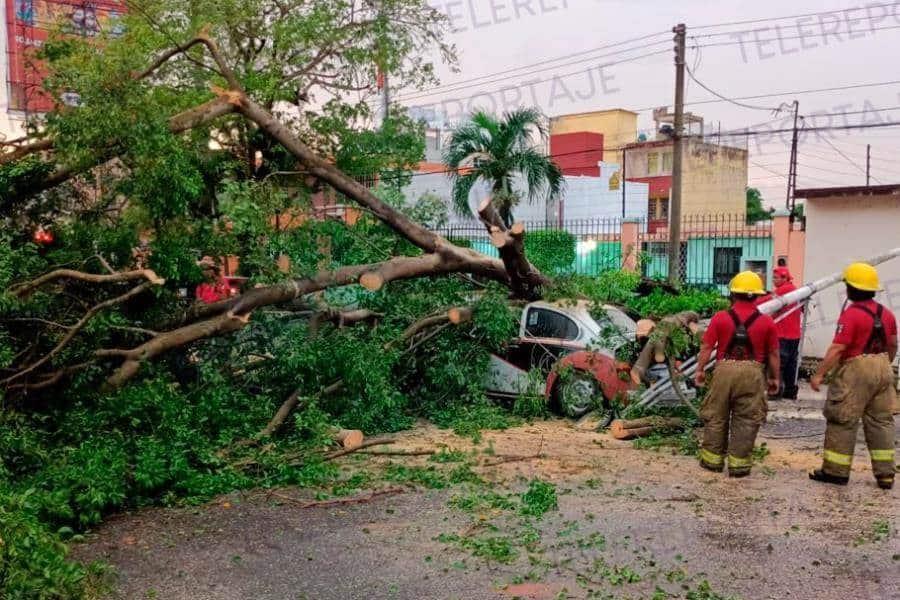 Tormenta pega a Tabasco y provoca afectaciones