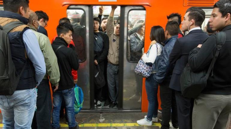 Hombre agrede con navaja a otro en pelea por entrar al Metro de CDMX