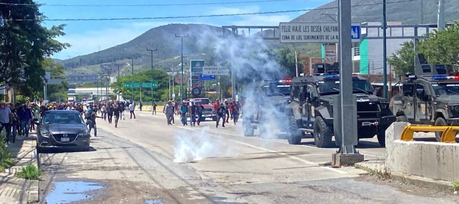 Manifestantes en Chilpancingo tienen retenidos a 9 agentes y cuatro funcionarios, reportan autoridades