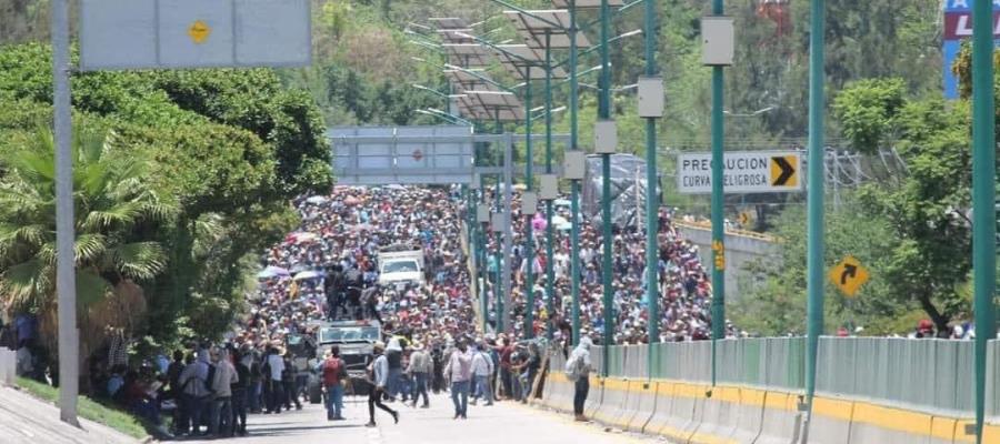 Con toma de rehenes y vehículo "rino", manifestantes provocan caos en Chilpancingo, Guerrero