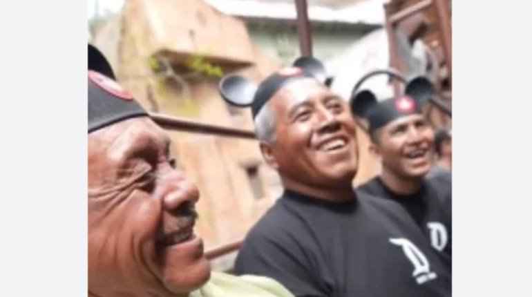 Tiktoker lleva a mexicanos desempleados a Disney