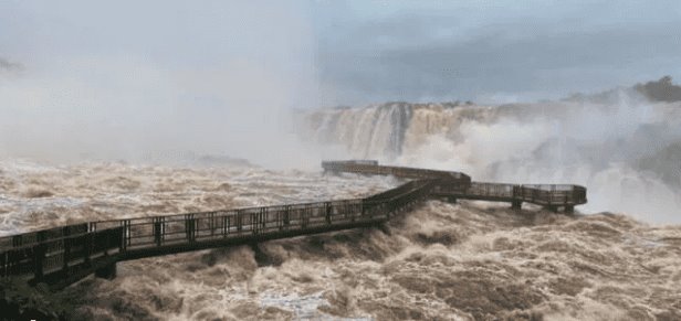 Por crecida de río, cierran circuito Garganta del Diablo en Cataratas del Iguazú