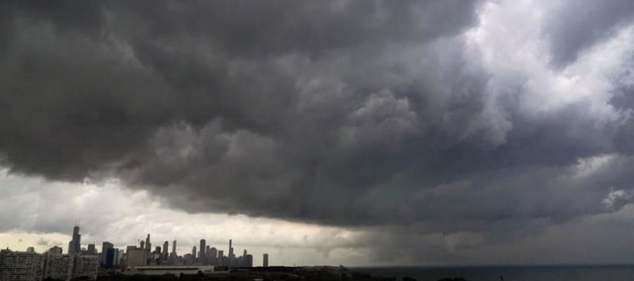 Tornado toca tierra cerca de aeropuerto en Chicago; pasajeros se resguardan