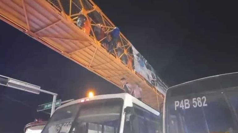 Joven amaga con tirarse de un puente peatonal en Paraíso