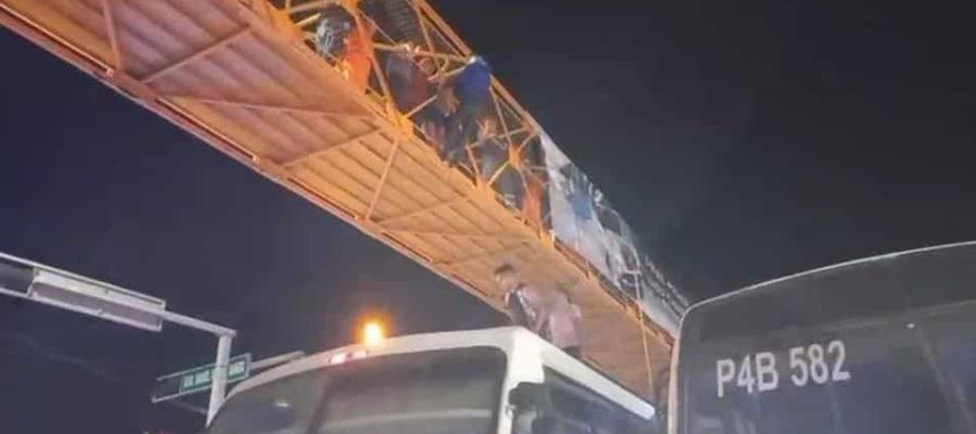 Joven amaga con tirarse de un puente peatonal en Paraíso