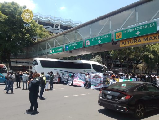 Defensores de corridas de toros y peleas de gallos bloquean terminal 1 del AICM