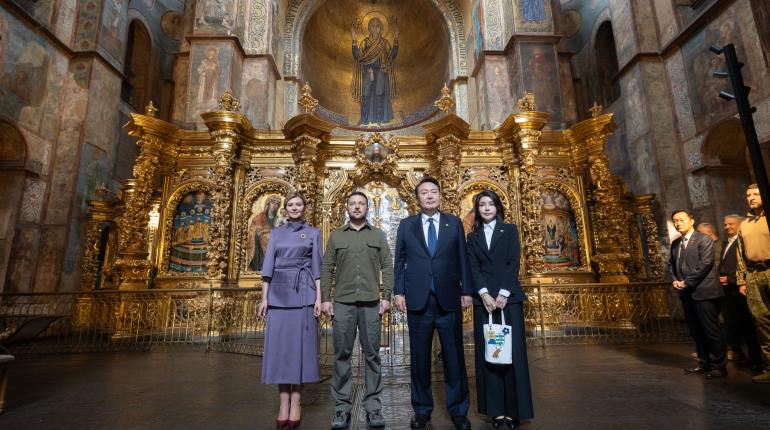 Presidente surcoreano realiza visita sorpresa a Ucrania y ofrece apoyo a Zelenski