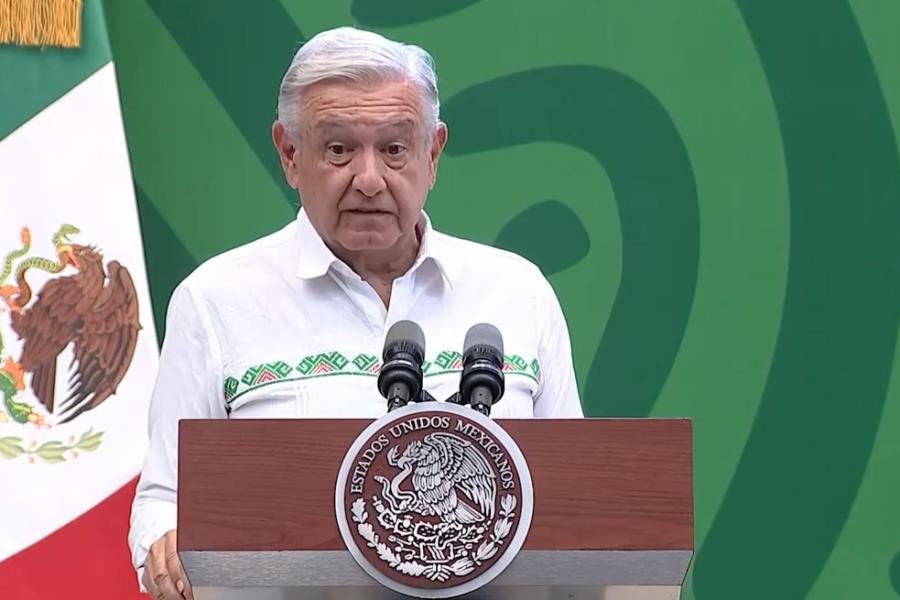 "Maneje con cuidado, porque puede atropellar a un candidato", ironiza AMLO