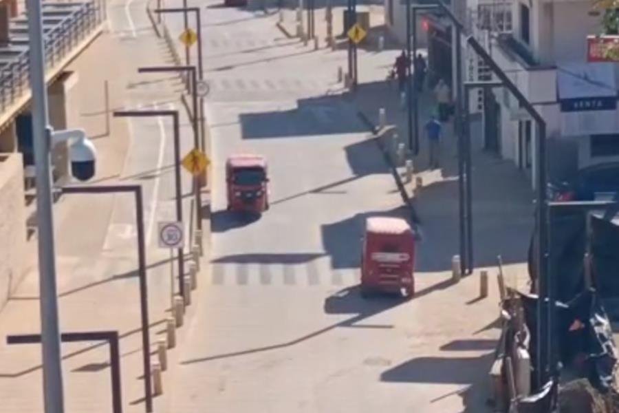 "Pochis" retan a Semovi... siguen circulando en sentido contrario en malecón de Gaviotas