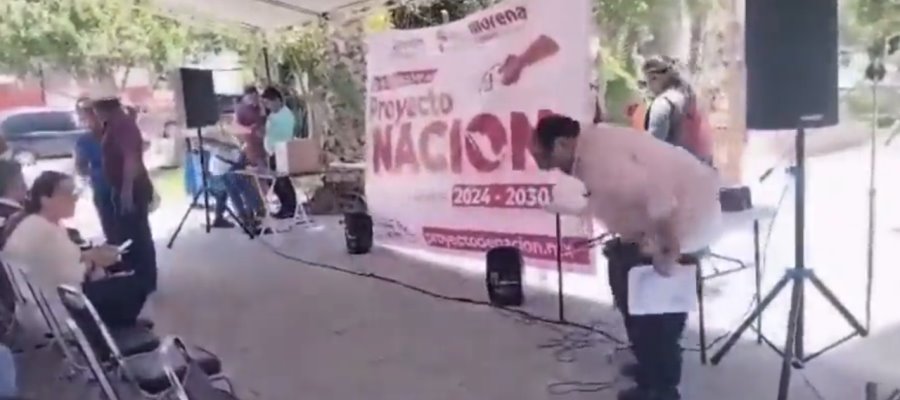 ¡Bochornoso! Se le cae pantalón a diputado de Morena durante mitin en Coahuila