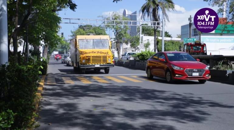 Estudiante tabasqueño hace de camión escuela móvil